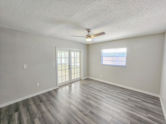 Building Photo - 608 Tangerine Ave