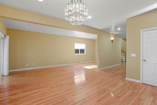 Building Photo - 659 Upton St