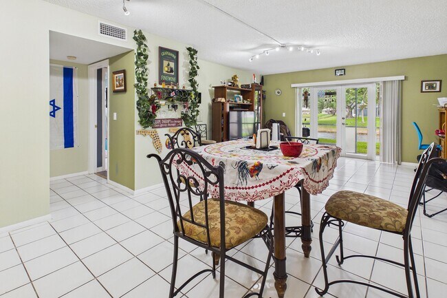 Building Photo - 8511 Old Country Manor