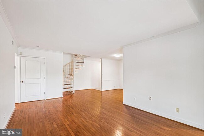 Building Photo - 300 Hilltop Ln