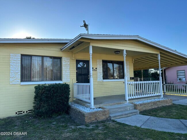 Building Photo - 736 White St