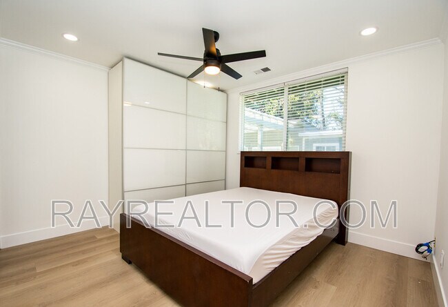 Building Photo - 1099 Bradford Dr