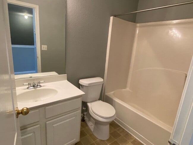 Building Photo - 3bedroom/2.5 bath Condo $1,495 -  Ready fo...