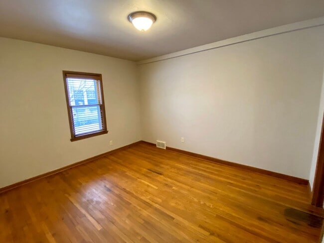 Building Photo - Spacious 4 bed 2 bath ranch home with two ...