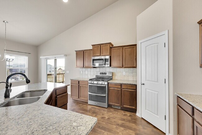 Building Photo - $2,940.95, $300.00 off the first month's rent, 6 Bedrooms, 3 Bathrooms, Single Family Home in Col...