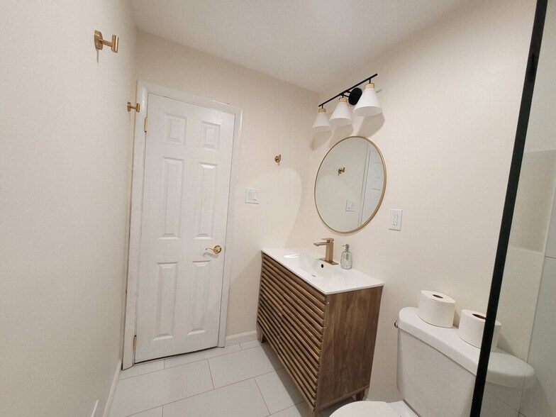 Building Photo - 8403 Woodford Ct