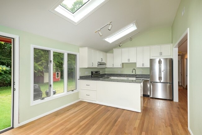 Building Photo - 135 Maple St