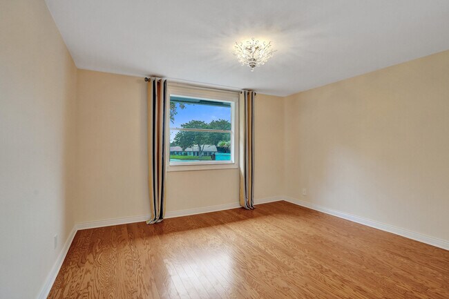 Building Photo - 635 Northshore Dr