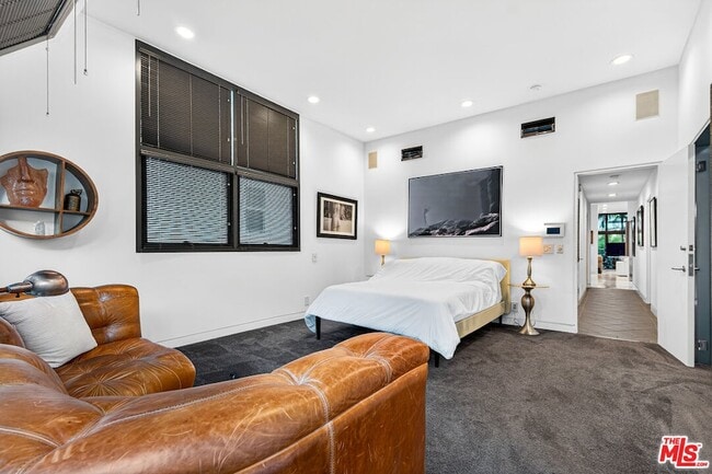 Building Photo - 11 Voyage St