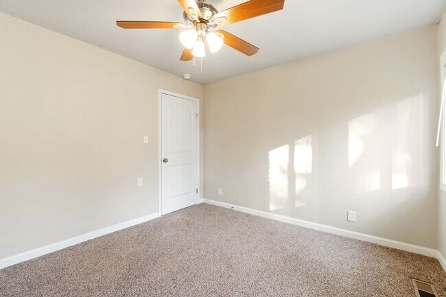 Building Photo - Gorgeous 5 bedroom, 2.5 bath House on a .88 Acre Lot in Fort Smith!