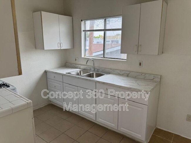 Building Photo - 758 Cerritos Ave
