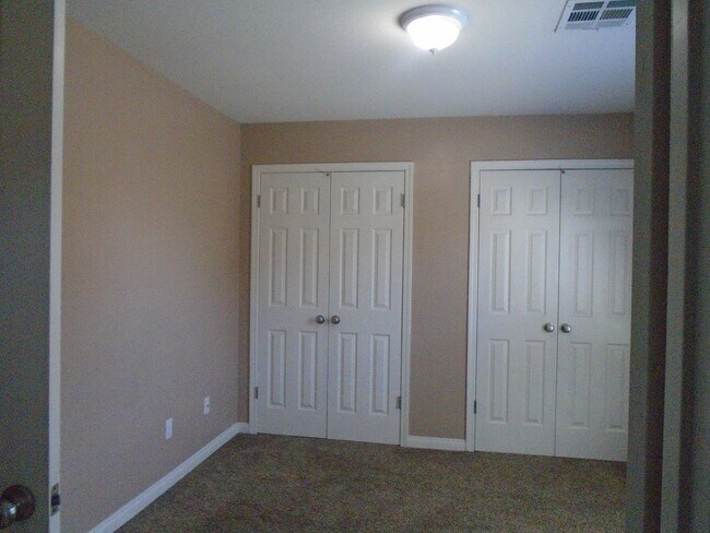 Building Photo - 620 W Day Ave