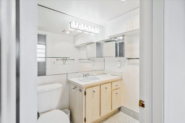 Building Photo - Meadowbrook Lakes View East Condominiums - Dania Beach