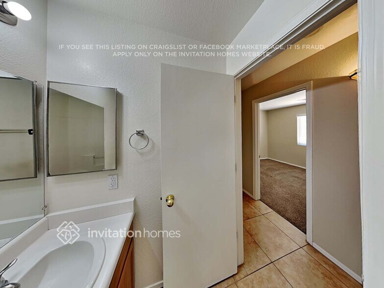 Building Photo - 866 E Mohave Ln