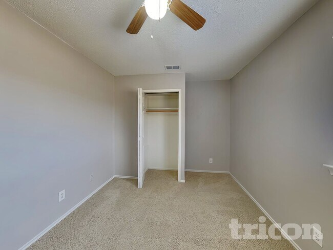 Building Photo - 1142 Shadyglen Cir