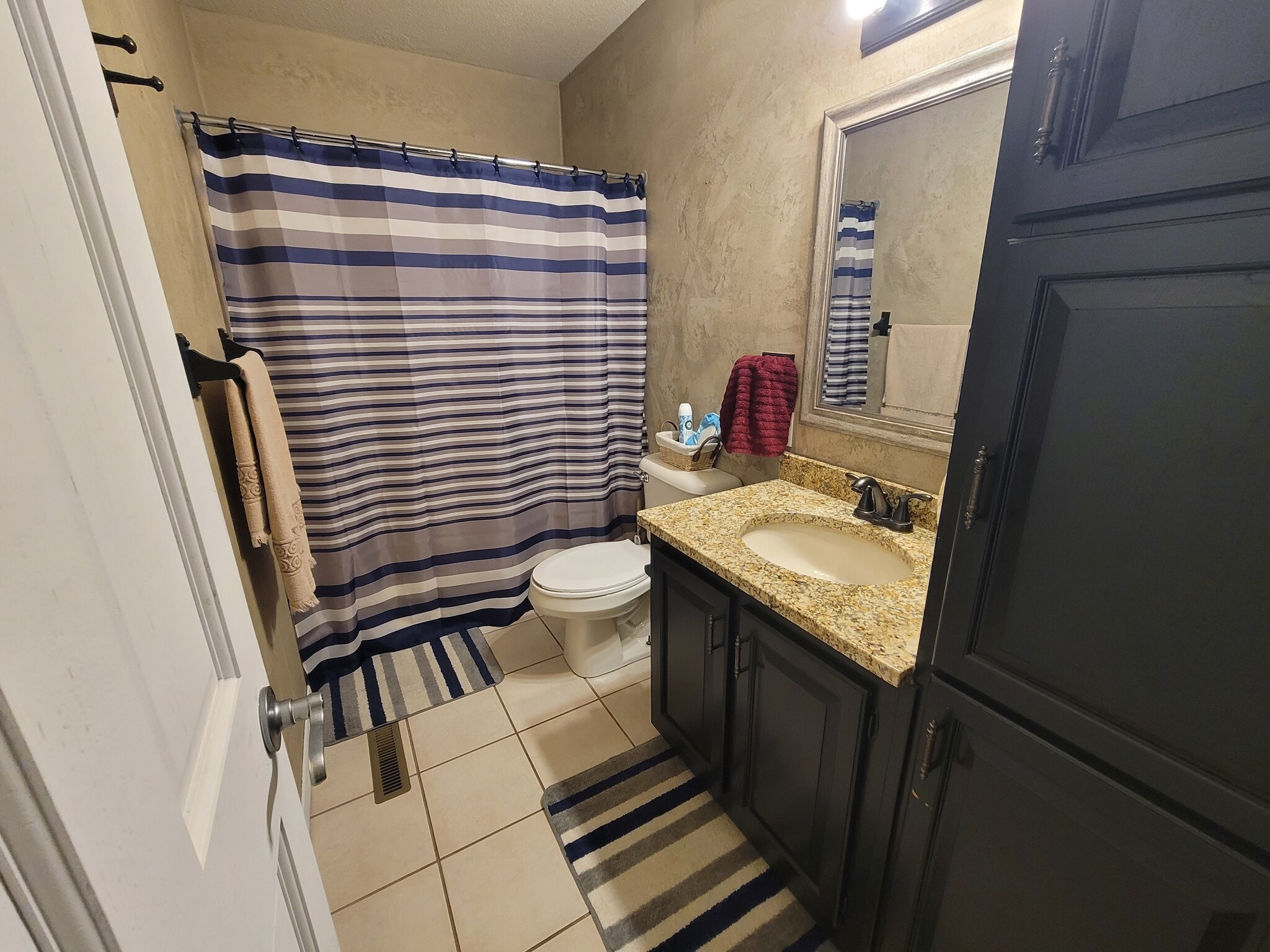 Building Photo - 2201 Tracy Ln