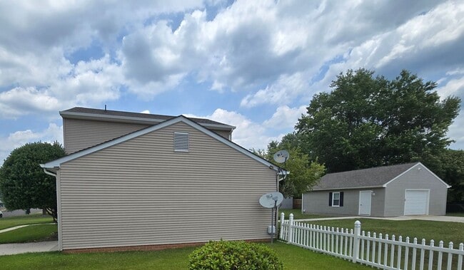Building Photo - 4 bedroom house in Prince George