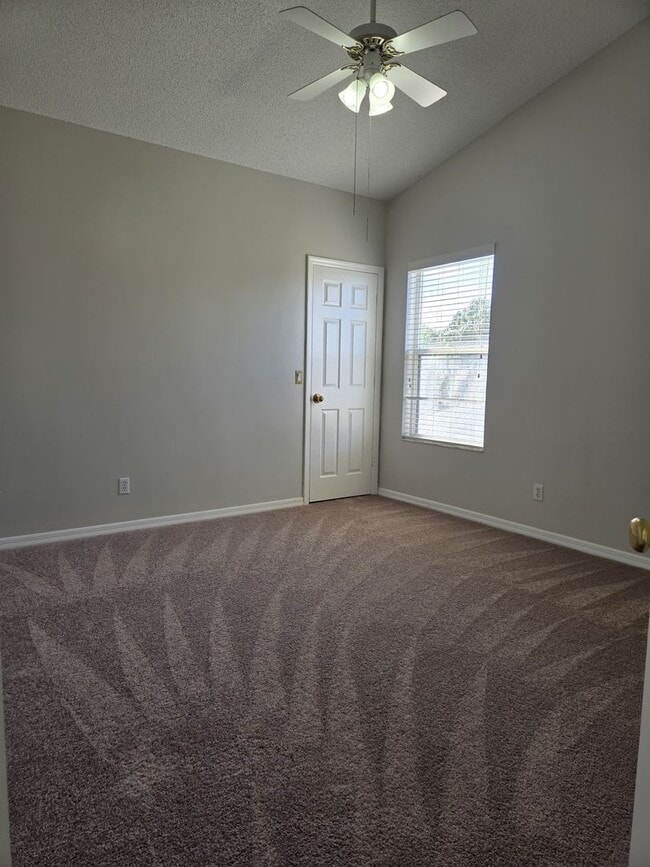 Building Photo - Deerfield - Spacious Home