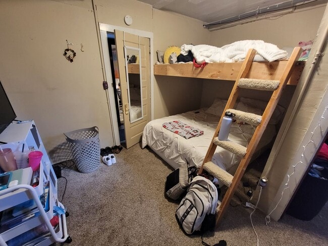 Building Photo - AVAILABLE JUNE - 6 Bed, 2 Bath Home Close to Campus!