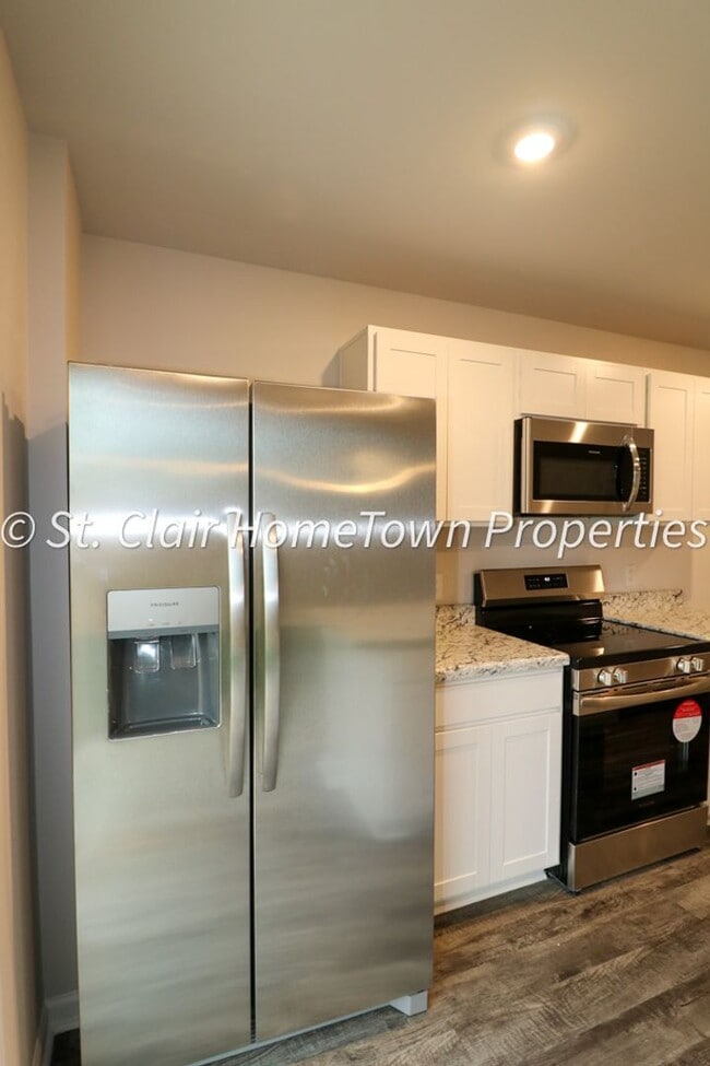 Building Photo - Lincoln Townhome