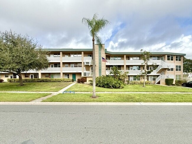 Building Photo - 445 32nd Ave N