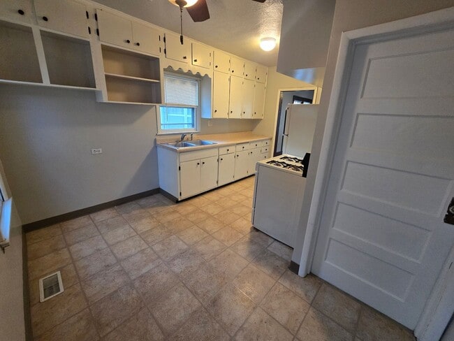 Building Photo - $1100 - 2 Bed 1 Bath Home
