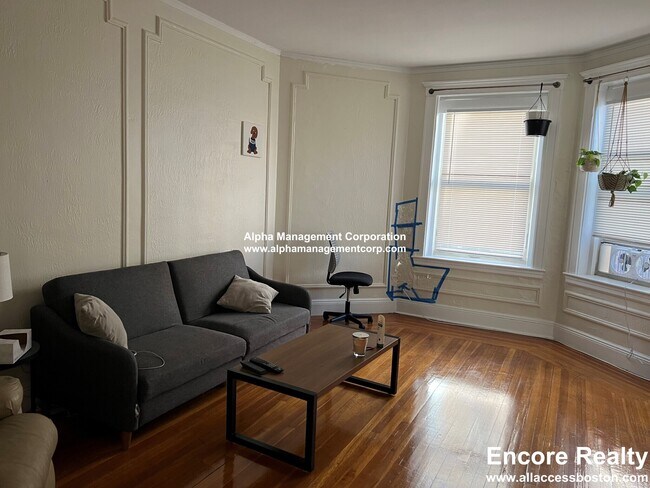 Building Photo - 94 Maple St