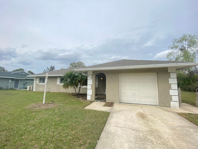 Building Photo - 3 Bed / 2 bath / 1 Car Garage Home with La...