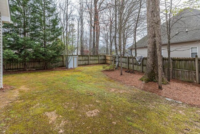 Building Photo - NW Large Updated Home! LR, DR, Den, FP, Ha...