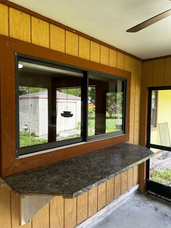 Building Photo - 3 BEDROOM, 2 BATH HOME WITH TILE THROUGHOUT & CLOSE TO THE TURNPIKE