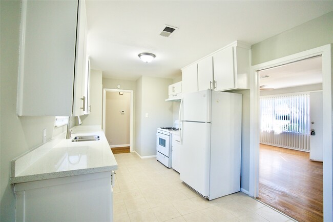 Building Photo - 8733 Robindell Dr