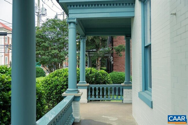 Building Photo - 409 W Park Dr