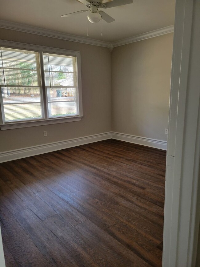 Building Photo - Newly renovated 2 bedroom 1 bath duplex!