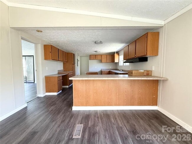 Building Photo - 4 Bedroom/2 Bath Home for Rent