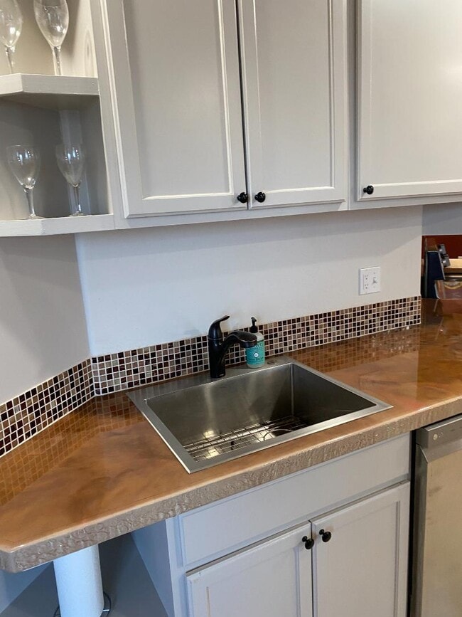 Building Photo - 444 E Montezuma Ave