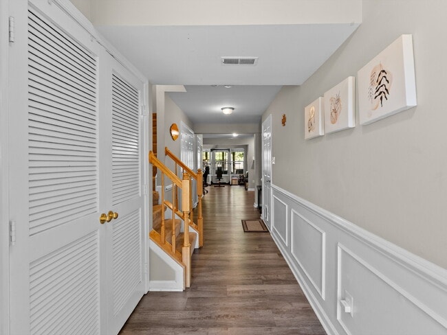 Building Photo - Elegant Colonial Townhome Living in Histor...
