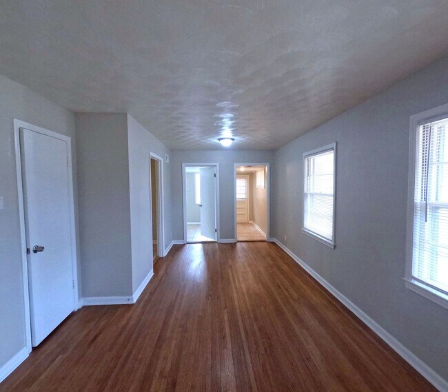 Building Photo - Renovated 4 Bed 1 Bath