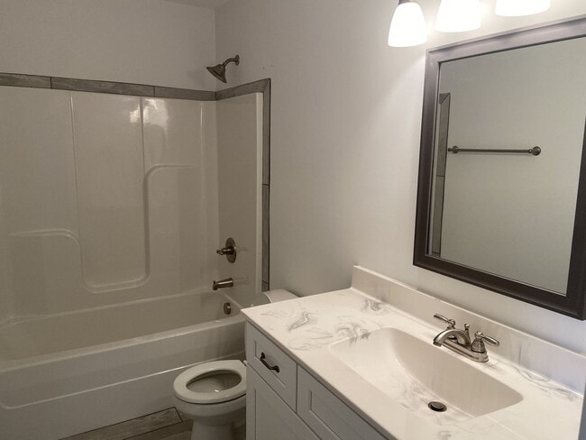 Building Photo - 4 bed, 3 bath, under $1900  Wow.