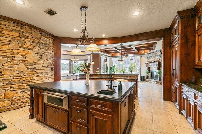 Building Photo - 22 Post Shadow Estate Dr