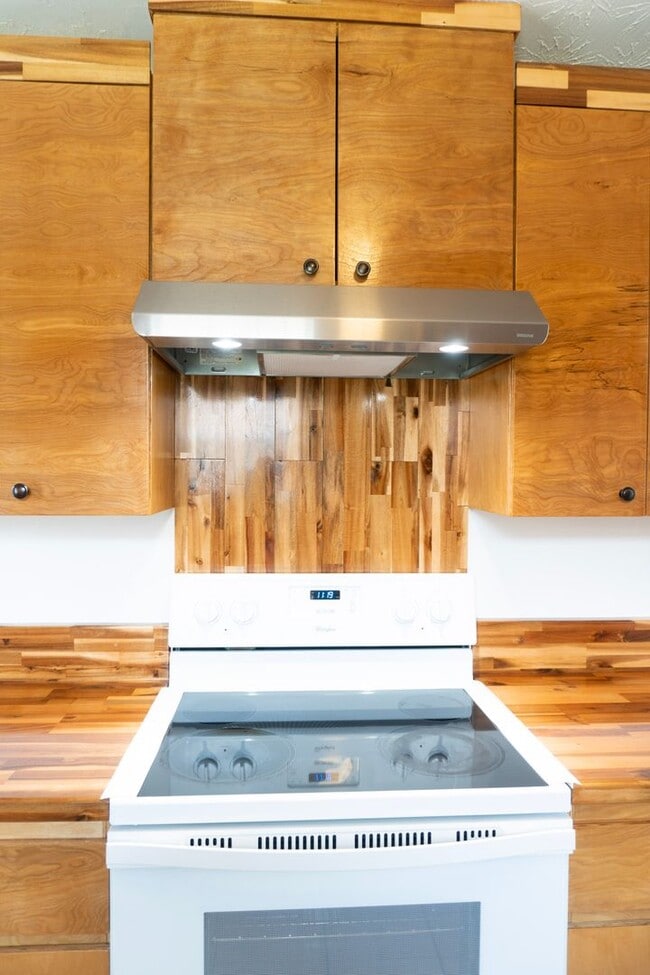 Building Photo - Three Bedroom Home Available NOW near 331 Bridge! With Solar!! Basic internet included as well!