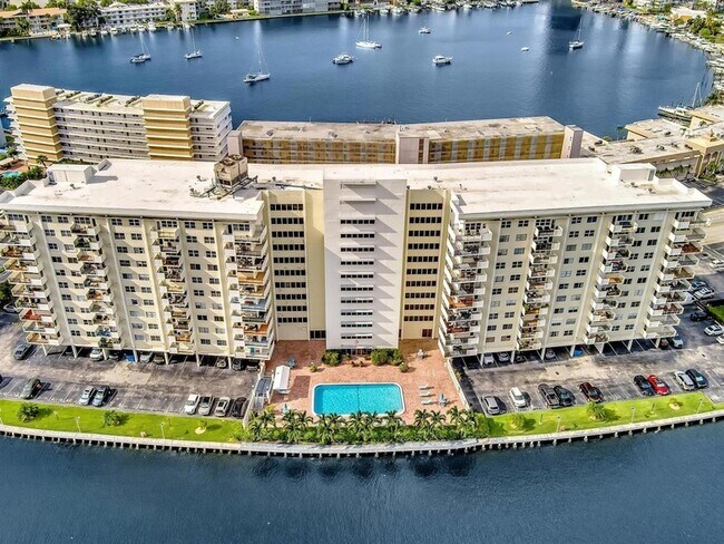 Building Photo - 401 Golden Isles Dr