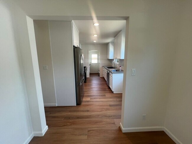 Building Photo - 6557 McLennan Ave