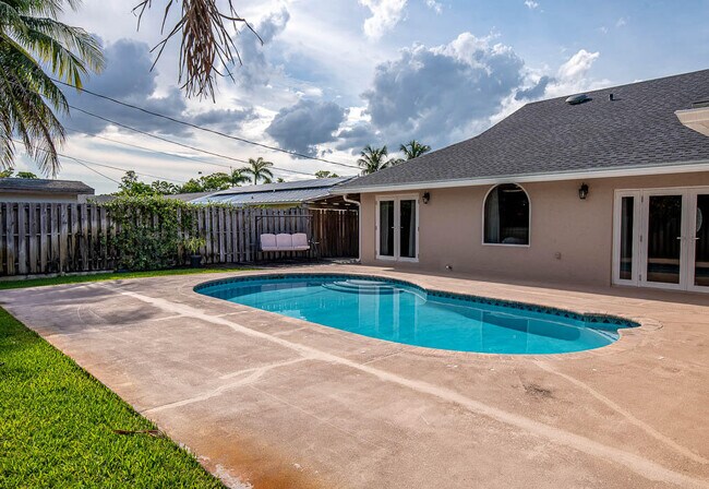 Building Photo - 5290 Pine Tree Dr