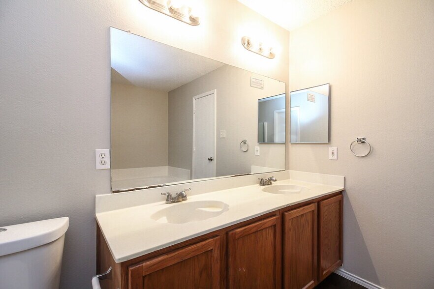 Building Photo - 8737 Hunters Point Way