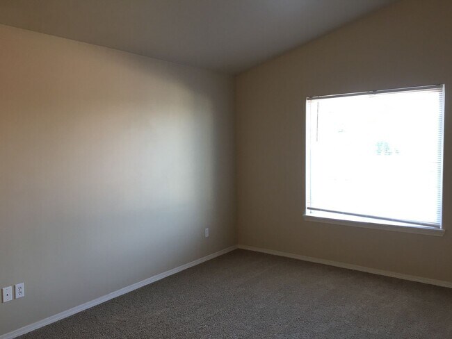 Building Photo - 3 Bedroom Duplex in SW Redmond