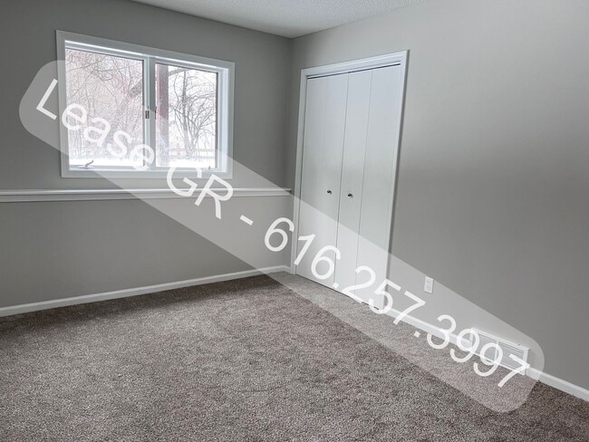 Building Photo - Recently Updated 4 Bedroom Duplex!