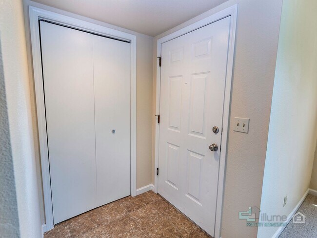 Building Photo - 3493-3493 Hawthorne Ave NE