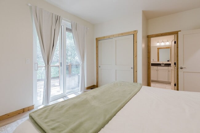 Building Photo - Beautiful New Construction Mountain Retreat