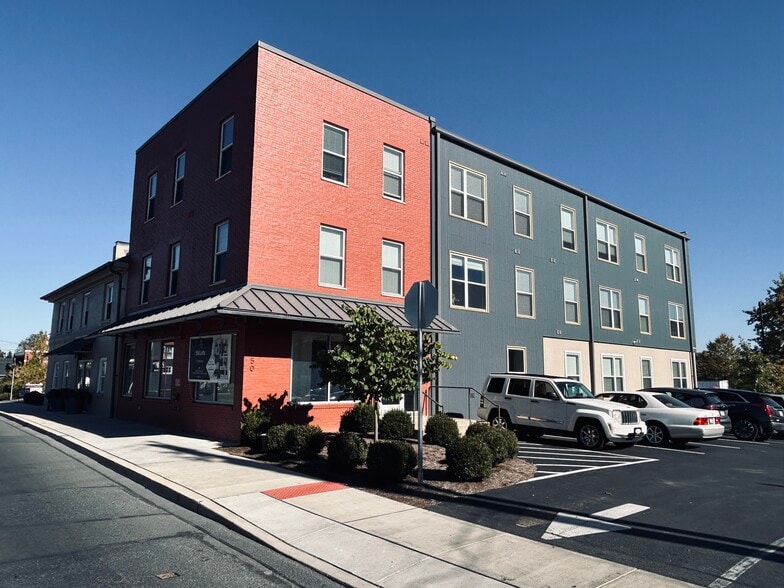 Building Photo - 550 New Holland Ave