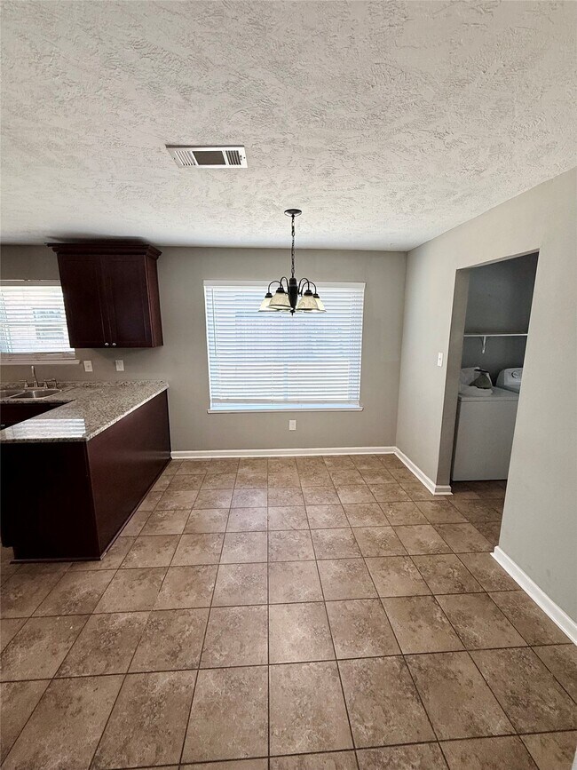 Building Photo - 15914 Mill Hollow Dr